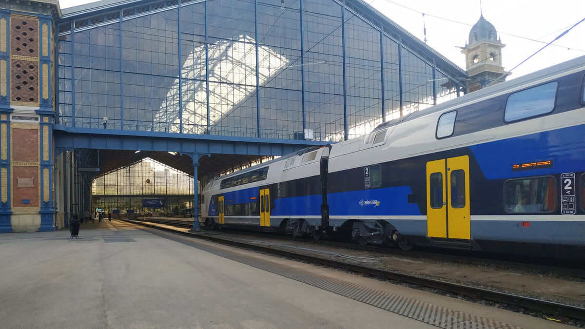 Acidente Grave em Budapeste: Trem Colide com Caminh�o em Cruzamento